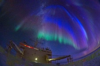 　しらせの艦橋に光が降り注ぐようなオーロラ＝３月、南極海（魚眼レンズ使用、小野数也さん提供）