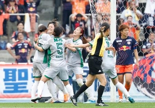 　大宮-日テレ東京Ｖ　延長前半、チーム２点目のゴールを決め祝福される日テレ東京Ｖ・北村（左から２人目）＝Ｕ等々力