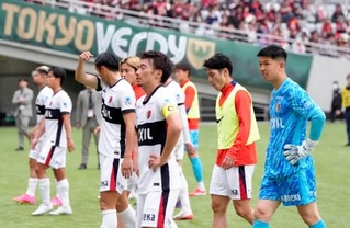 　東京Ｖに敗れ厳しい表情を見せる鹿島・ＧＫ早川（右端）＝味スタ