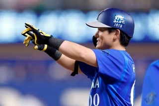 　７回、決勝打を放ちポーズをとるＤｅＮＡ・林＝バンテリンドーム