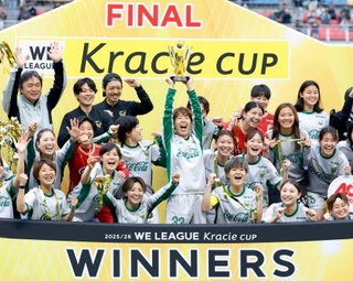 　初優勝を果たし大喜びの岩清水（中央）ら日テレ東京Ｖの選手たち＝Ｕ等々力