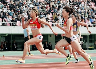 　女子１００メートル決勝　１１秒７２で優勝した君嶋愛梨沙（左）＝ホットスタッフフィールド広島