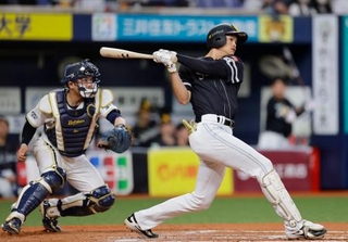 　７回ソフトバンク１死一塁、代打笹川が右翼に適時二塁打を放つ。捕手若月＝京セラドーム