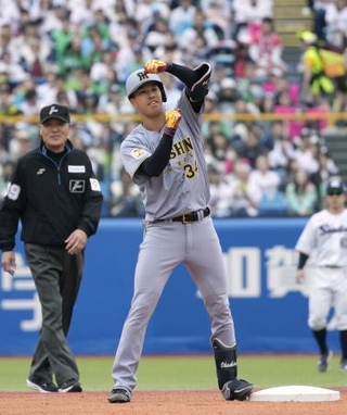 　３回、プロ初安打となる先制二塁打を放ち、ポーズをとる阪神・岡城＝神宮