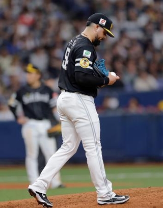 　８回、オリックスに逆転を許したソフトバンクのオスナ＝京セラドーム