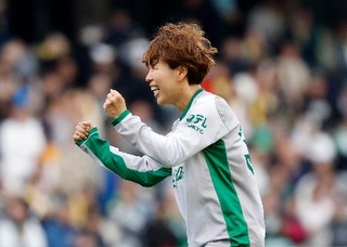 　大宮-日テレ東京Ｖ　ＰＫ戦でキックを決めガッツポーズする日テレ東京Ｖ２人目の岩清水＝Ｕ等々力