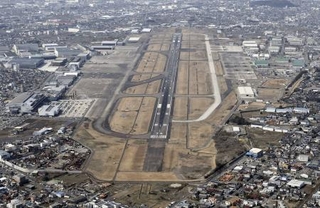 　航空自衛隊小牧基地（右）と愛知県営名古屋空港＝２０１７年３月