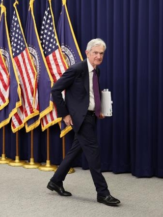 　連邦公開市場委員会（ＦＯＭＣ）後の最後の記者会見を終えて退出するパウエルＦＲＢ議長＝２９日、ワシントン（ロイター＝共同）