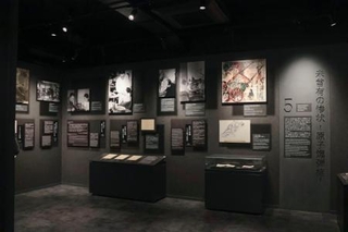 　「旧広島逓信病院外来棟平和資料館」の館内＝３０日午前、広島市中区