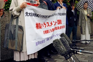 　検察審査会に審査を申し立てる前に取材に応じる女性検事（左端）＝３０日午前、大阪地裁前