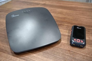 　次世代型近距離無線通信「オーラキャスト」の送信機（左）と受信機