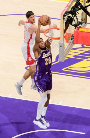 　ロケッツとのプレーオフ１回戦第５戦でダンクシュートを決めるレーカーズの八村（手前）＝ロサンゼルス（ＮＢＡＥ・ゲッティ＝共同）