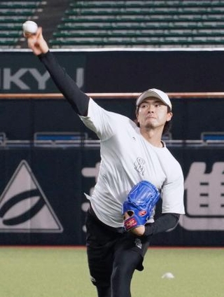 　キャッチボールするソフトバンク・上沢＝みずほペイペイドーム