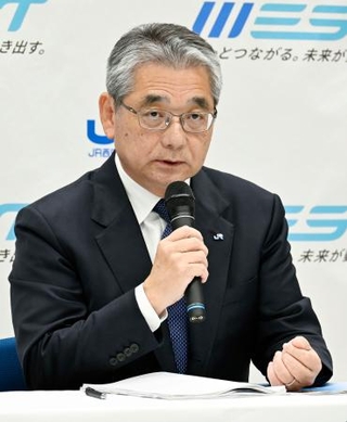 　記者会見するＪＲ西日本の倉坂昇治社長＝３０日午後、大阪市