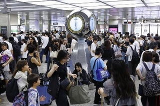 　利用客で混雑するＪＲ名古屋駅＝２０２４年