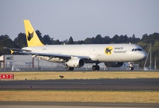 　成田空港から離陸する、ヤマトＨＤと日本航空グループが就航させた貨物専用機＝２０２４年