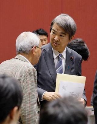 　懇談で被害者団体側からの要望書を受け取った石原環境相＝３０日午後、熊本県水俣市