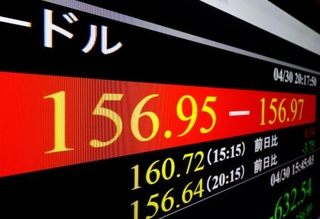 　一時１ドル＝１５６円台を付けた円相場を示すモニター＝３０日午後、東京・東新橋