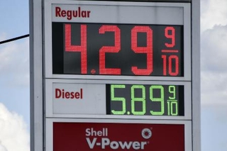 　ガソリンスタンドのレギュラーガソリンの価格表示（上）＝３月３１日、米フロリダ州タンパ（共同）