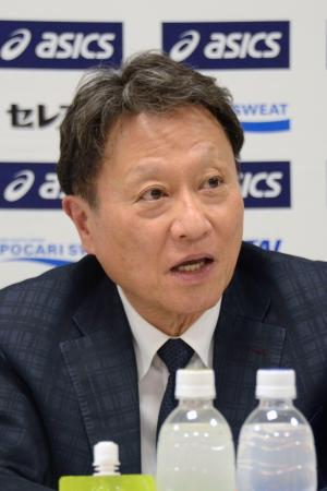 　理事会後に記者会見する日本陸連の田崎博道専務理事＝３０日、東京都新宿区