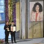 　ノーベル平和賞の授賞式でナルゲス・モハンマディさんに代わり賞を受け取った娘キアナさん（左）と息子アリさん＝２０２３年１２月、オスロ（共同）