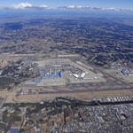 　Ｃ滑走路新設とＢ滑走路（左上）の延伸を計画する成田空港＝２０２４年３月