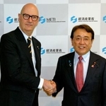 　会談前にフランスのレスキュール経済・財務相（左）と握手する赤沢経産相＝１日午前、経産省