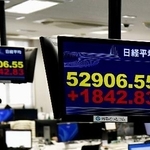 　上げ幅が一時１８００円を超えた日経平均株価を示すモニター＝１日午前、東京都港区の外為どっとコム