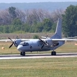 　ロシア南部ボロネジ州で演習に参加する軍輸送機アントノフ２６＝２０２１年８月（ロシア西部軍管区提供・タス＝共同）