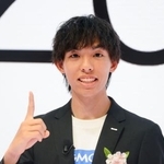 　ＧＭＯインターネットグループの入社式に出席し、ポーズをとる陸上男子の黒田朝日＝１日、東京都世田谷区