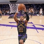 　キャバリアーズ戦でダンクシュートを狙うレーカーズの八村＝ロサンゼルス（ＡＰ＝共同）