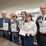 　記者会見する、憲法９条改正に反対する市民団体のメンバーら＝１日午後、国会