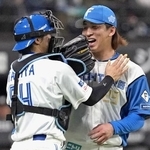 　ロッテ戦で無安打無得点試合を達成し、田宮裕涼捕手と喜ぶ日本ハム・細野晴希投手＝３月３１日、エスコンフィールド北海道