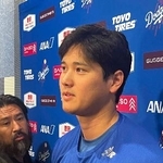 　試合後、記者の質問に答えるドジャース・大谷＝ロサンゼルス（共同）