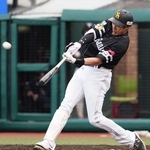 　３回ソフトバンク１死一塁、柳田が右中間に先制の２ランを放つ＝楽天モバイルパーク