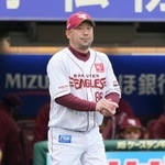 　６回途中、投手交代を告げる楽天・三木監督＝楽天モバイルパーク