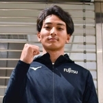 　取材に応じポーズをとる、陸上男子走り幅跳びの橋岡優輝＝１日、成田空港