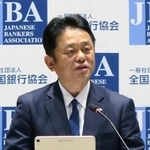 　記者会見する全銀協の加藤勝彦会長＝１日午後、東京都千代田区