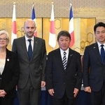 　外務・防衛閣僚協議に臨む（左から）フランスのボトラン国防相とバロ外相、茂木外相、小泉防衛相＝１日午後、東京都港区の飯倉公館（代表撮影）