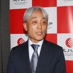 　文化庁京都庁舎で取材に応じる、長官に就任した伊藤学司氏＝１日午後、京都市上京区