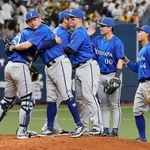 　阪神を破って今季初勝利し、抱き合って喜ぶ筒香（左から２人目）らＤｅＮＡナイン＝京セラドーム