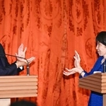 　共同記者発表を終え、ポーズをとる高市首相（右）とフランスのマクロン大統領＝１日午後、東京・元赤坂の迎賓館