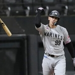 　４回、先制３ランを放ったロッテのソト＝エスコンフィールド