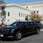 　傍聴を終え、最高裁を後にするトランプ大統領のリムジン＝１日、ワシントン（ロイター＝共同）