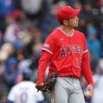 　カブス戦で首をかしげるエンゼルスの菊池雄星＝１日、シカゴ（ゲッティ＝共同）