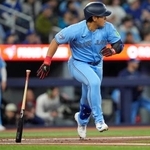 　ロッキーズ戦の二回、左前打を放ったブルージェイズの岡本和真＝１日、トロント（ロイター＝共同）