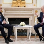 　アルメニアのパシニャン首相（左）と会談するロシアのプーチン大統領＝１日、モスクワ（ロイター＝共同）