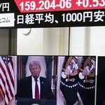 　下げ幅が一時１０００円超の日経平均株価を示すモニター（上）と、イラン情勢を巡るトランプ米大統領の演説を映すモニター＝２日午前、東京都港区の外為どっとコム