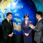 　東京都内の宇宙企業「アストロスケール」を視察する高市首相（中央）とフランスのマクロン大統領（左）＝２日午前