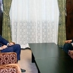 　会談に臨む自民党の磯崎参院国対委員長（右）と立憲民主党の斎藤国対委員長＝２日午前、国会